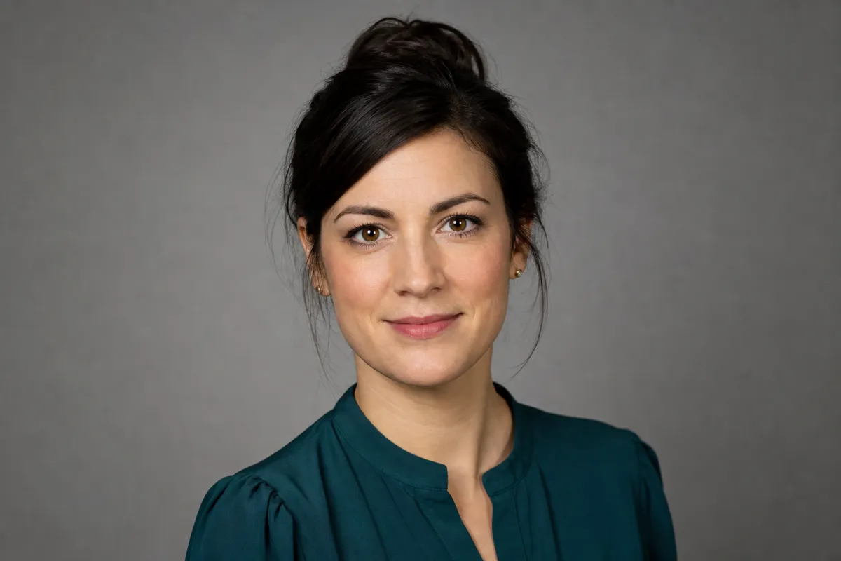 Porträt der Methodikerin Miriam Sauer in professioneller Kleidung
